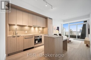 6 Greenbriar Rd in Toronto, ON - Building Photo