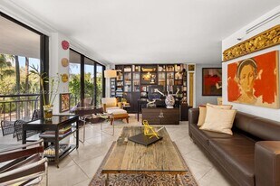 2843 S Bayshore Dr in Miami, FL - Building Photo