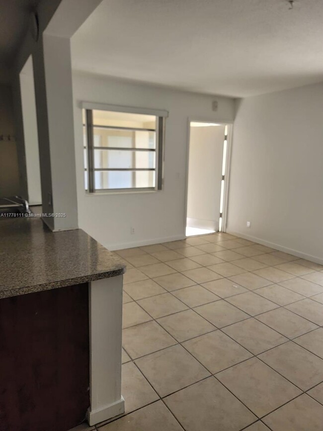 1100 NE 1st Ct in Hallandale Beach, FL - Building Photo - Building Photo