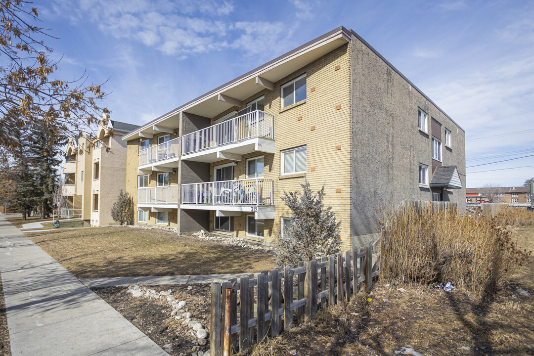 312 15 Av NE in Calgary, AB - Building Photo