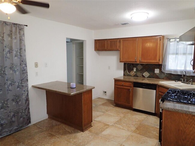 3011 Sam Houston Dr in Sugar Land, TX - Building Photo - Building Photo