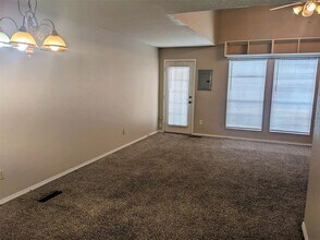 1029 Rambling Oaks Dr in Norman, OK - Foto de edificio - Building Photo