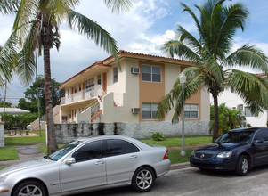 24-30 Sidonia Ave in Coral Gables, FL - Building Photo - Building Photo