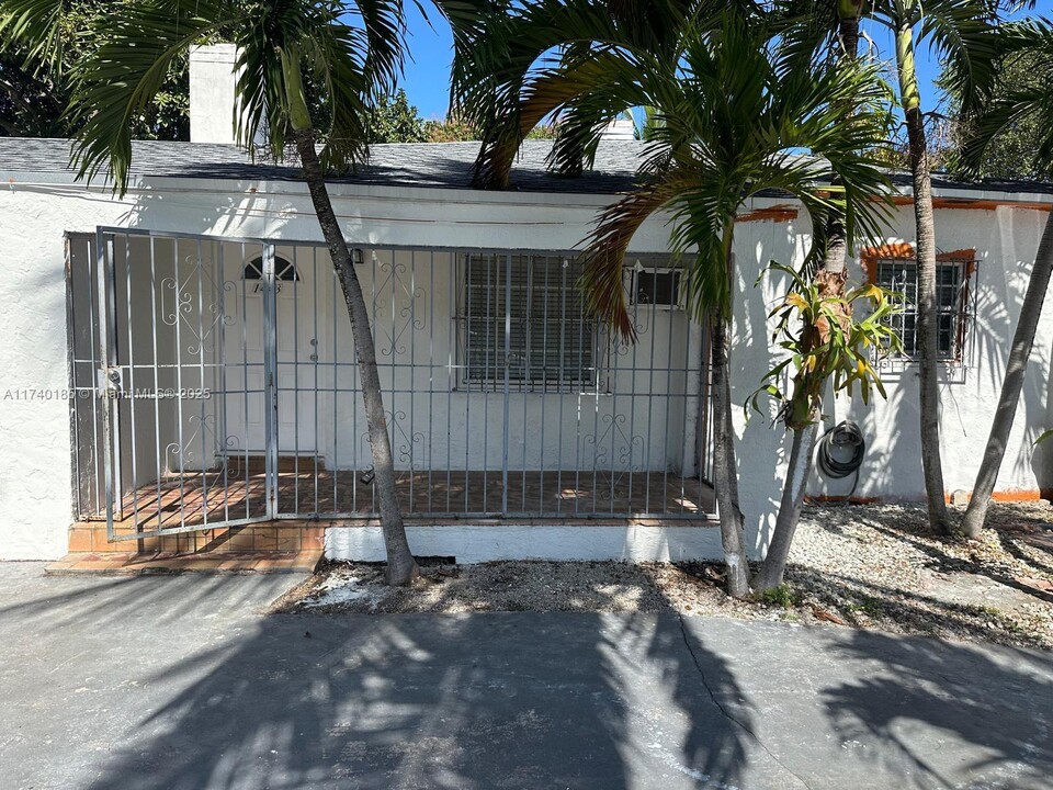 1443 NW 32nd St in Miami, FL - Building Photo