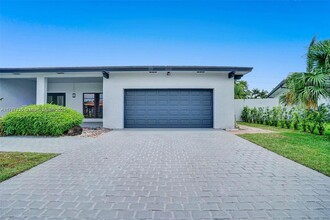 16610 Royal Poinciana Dr in Weston, FL - Building Photo - Building Photo