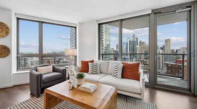 330 W Grand Ave, Unit 1628 in Chicago, IL - Foto de edificio - Building Photo