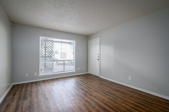 Royal Oaks Apartments in Beaumont, TX - Building Photo - Interior Photo