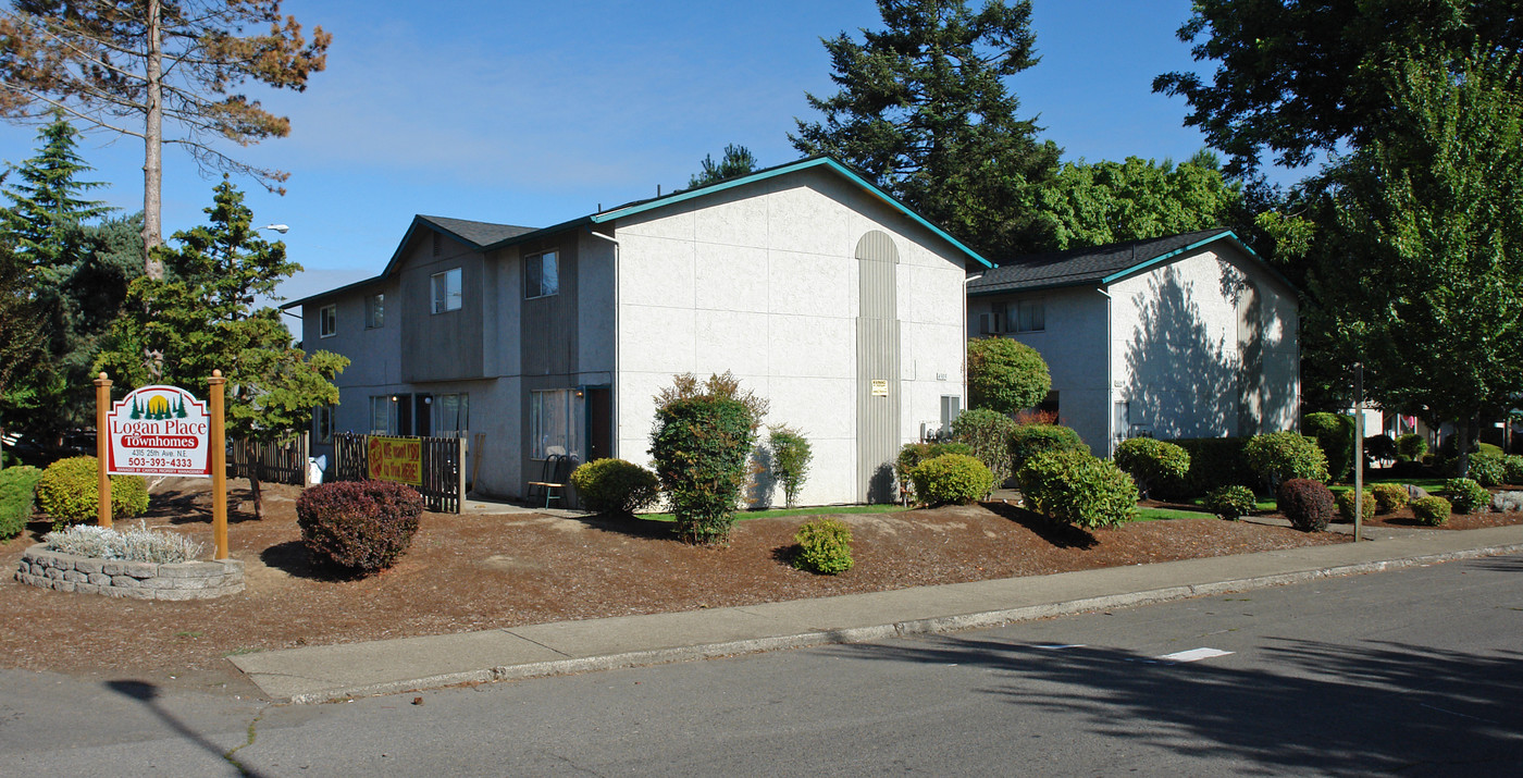 Logan Place Townhomes in Salem, OR - Foto de edificio