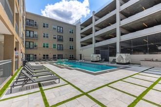 Lennox at West Village in Dallas, TX - Foto de edificio - Building Photo