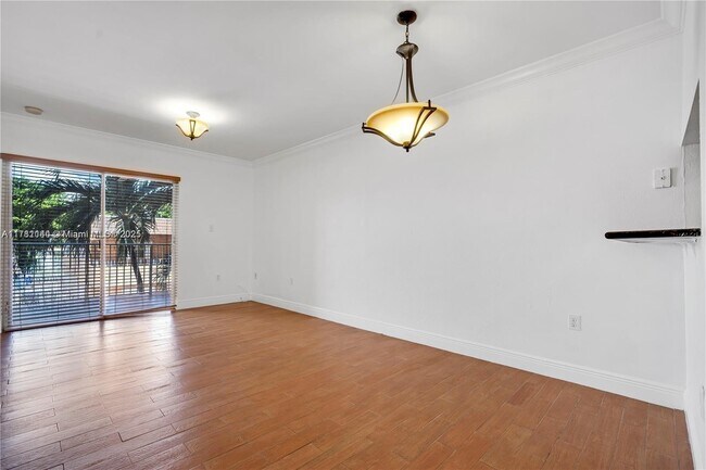 2441 SW 31st Ave, Unit 104 in Miami, FL - Foto de edificio - Building Photo