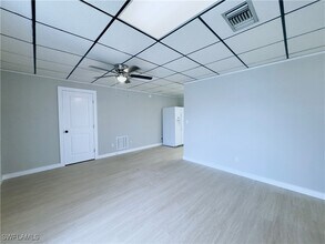 14938 Wise Way in Ft. Myers, FL - Foto de edificio - Building Photo