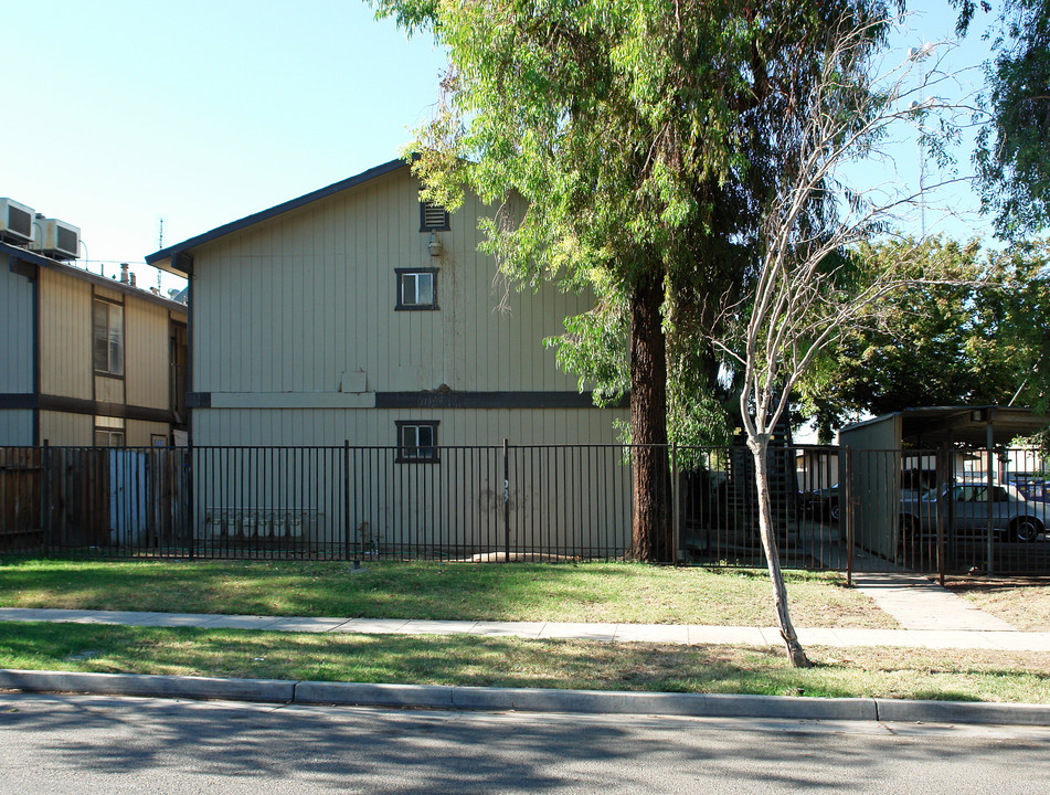 2611 W Fountain Way in Fresno, CA - Building Photo