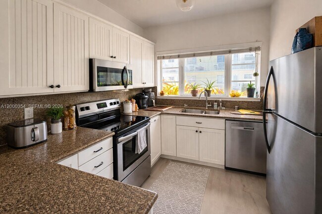 701 Meridian Ave in Miami Beach, FL - Building Photo - Building Photo