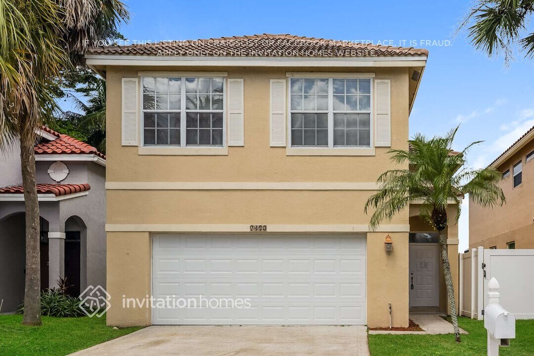 7423 Wescott Terrace in Greenacres, FL - Foto de edificio