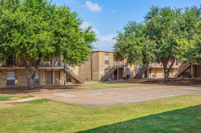 Bear Creek Apartments in Euless, TX - Foto de edificio - Building Photo