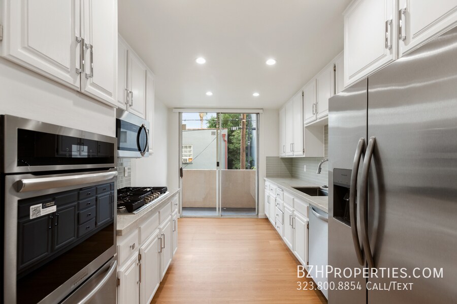 200 N Almont Dr, Unit 104 in Beverly Hills, CA - Foto de edificio