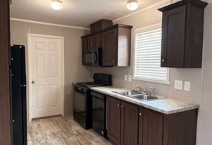 180 W Orleans Ct in Howell, MI - Building Photo