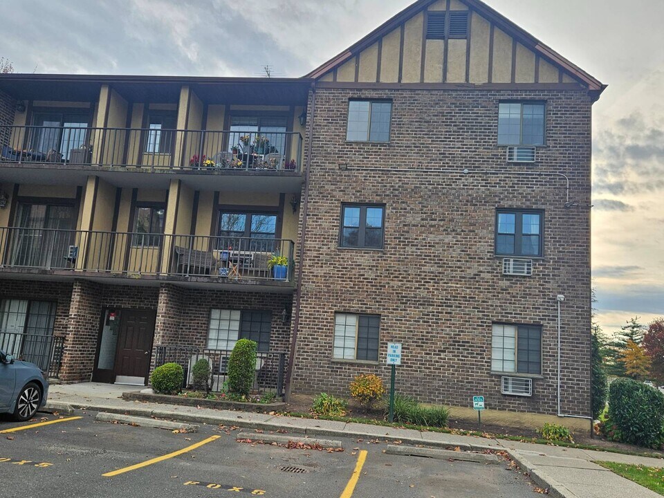 50 Donna Ct in Staten Island, NY - Building Photo