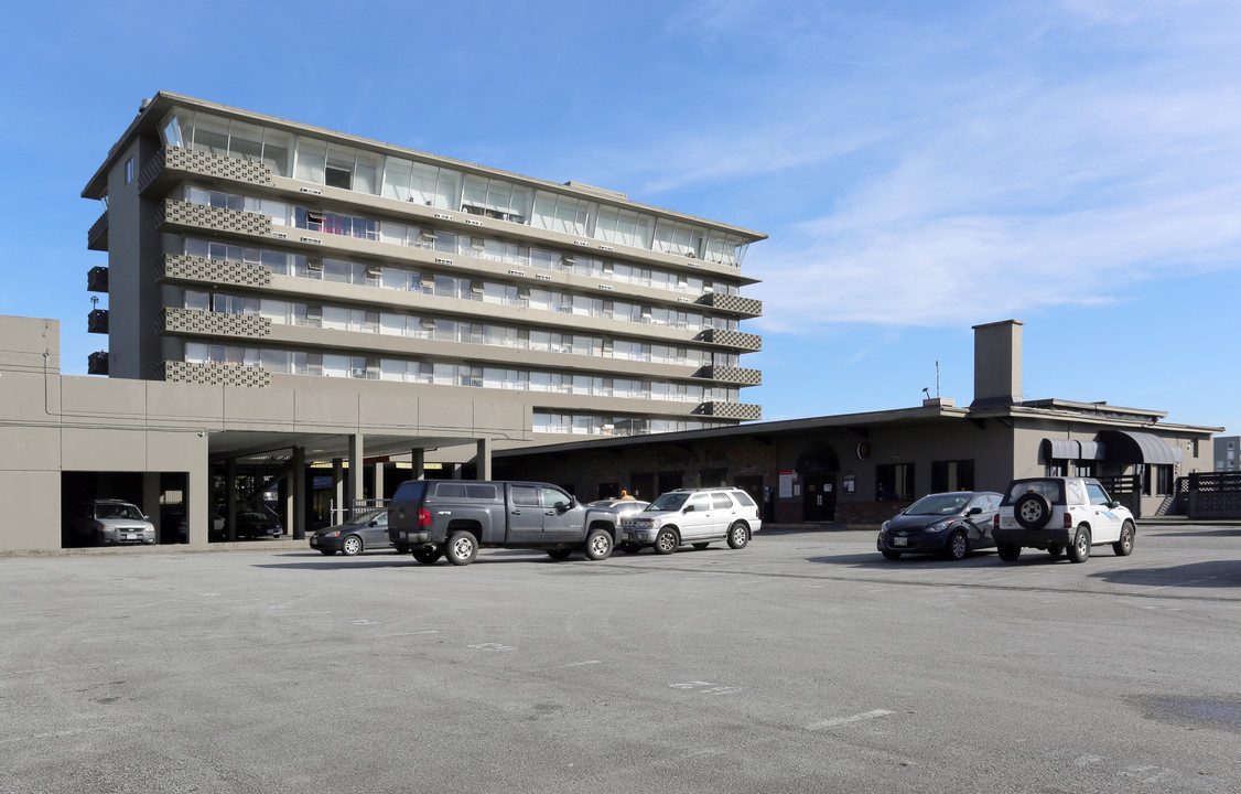 Royal Towers in New Westminster, BC - Building Photo