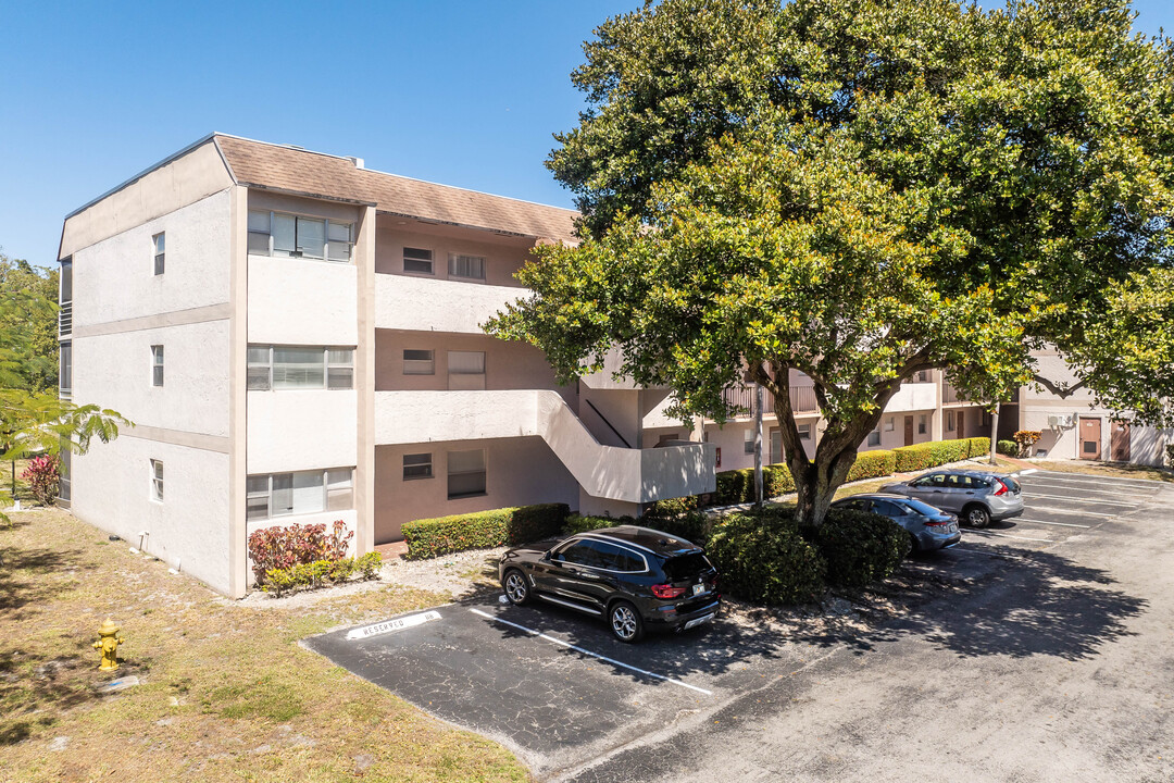 Sands Point Condominium in Tamarac, FL - Building Photo