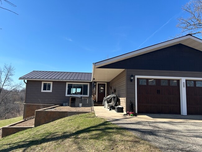 W4730 County Road B in West Salem, WI - Foto de edificio - Building Photo