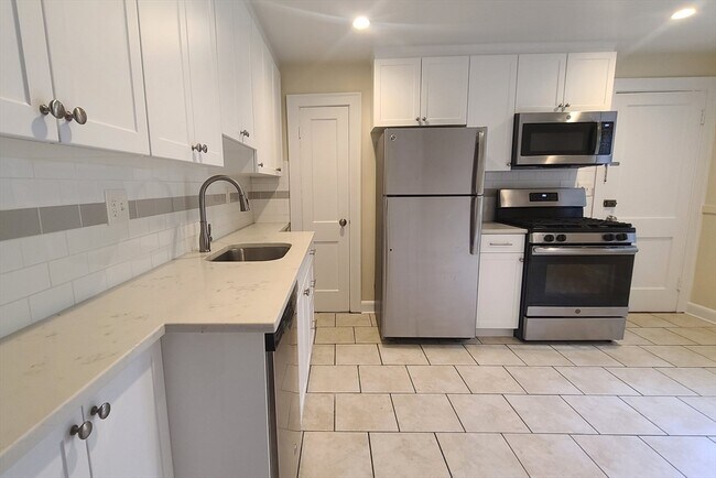 429 Newport Ave, Unit 4 in Quincy, MA - Building Photo - Building Photo