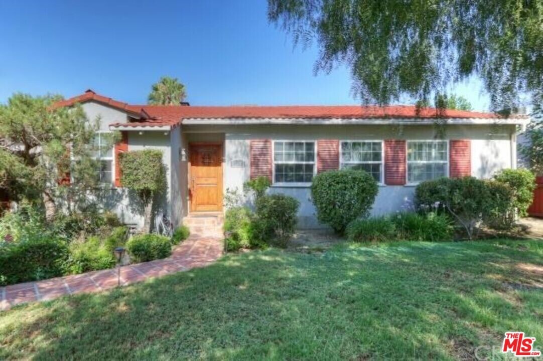 4721 Greenbush Ave in Los Angeles, CA - Building Photo