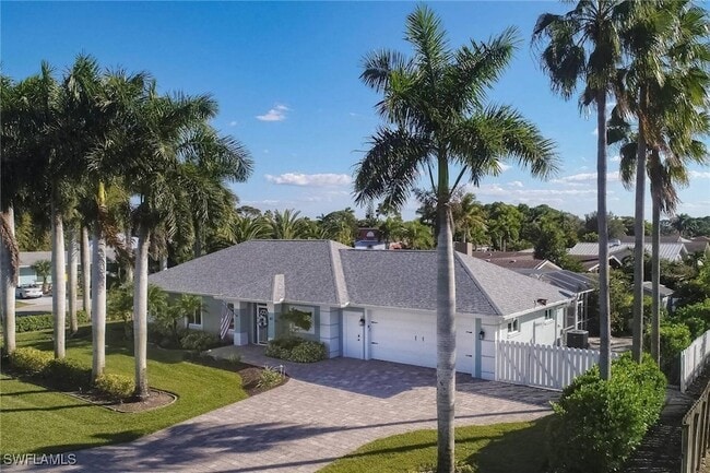 60 4th St, Unit F in Bonita Springs, FL - Building Photo - Building Photo