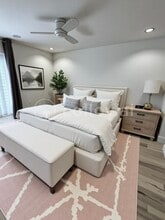 3711 Holland Ave, Unit 104 in Dallas, TX - Foto de edificio - Building Photo