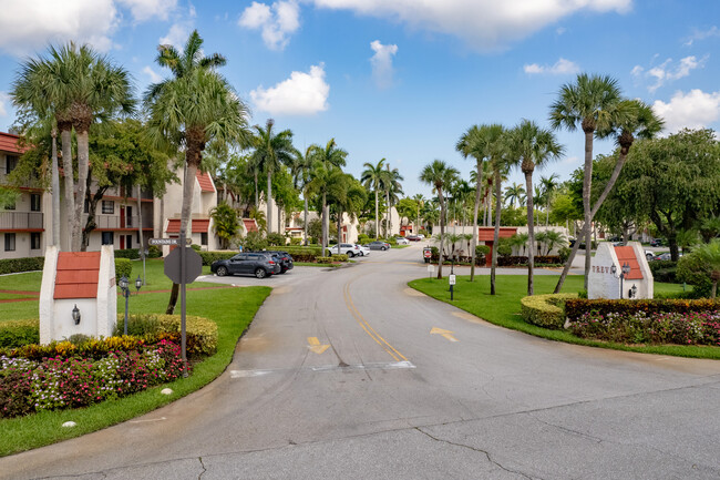 Fountains Country Club in Lake Worth, FL - Foto de edificio - Building Photo