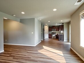 348 SW Mount Rainier St in McMinnville, OR - Building Photo - Building Photo