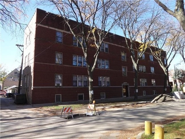 Albany Park Apartment Building in Chicago, IL - Building Photo - Building Photo