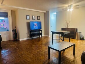 1011 Arlington Blvd, Unit 907 in Arlington, VA - Foto de edificio - Building Photo