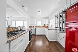 11689 Picturesque Dr in Los Angeles, CA - Building Photo - Building Photo