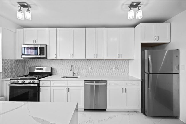 220 Pelham Rd in New Rochelle, NY - Building Photo - Building Photo
