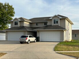 1528 Starview Dr in Cedar Falls, IA - Building Photo