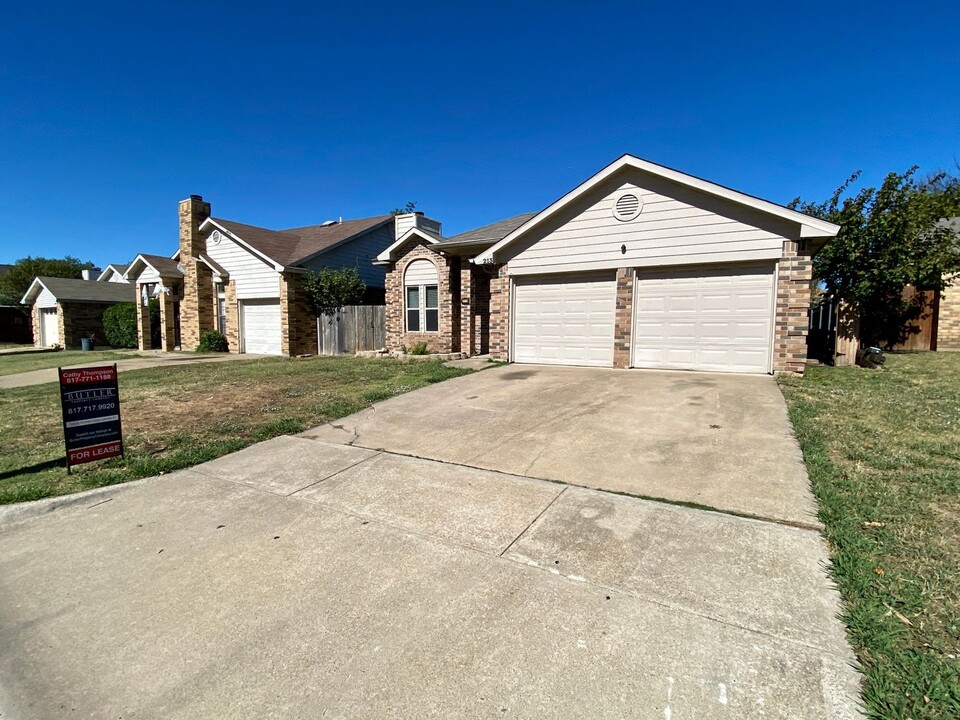 213 Cutting Horse Ln in Keller, TX - Building Photo