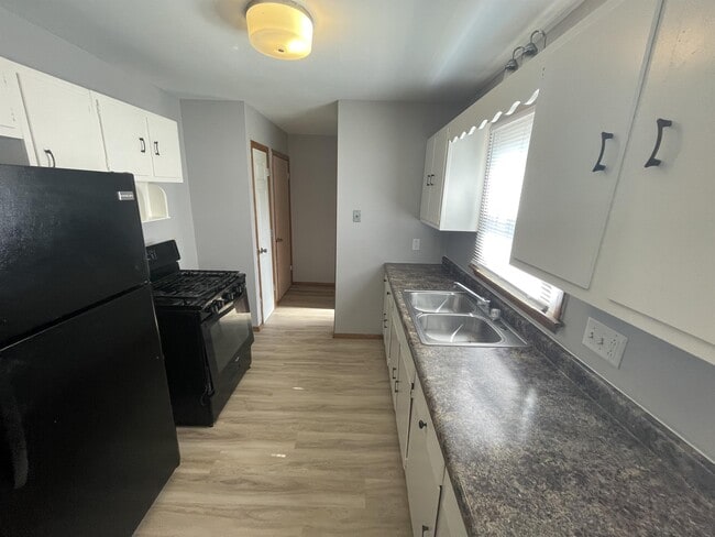 1876 Murphy Woods Rd in Beloit, WI - Foto de edificio - Building Photo