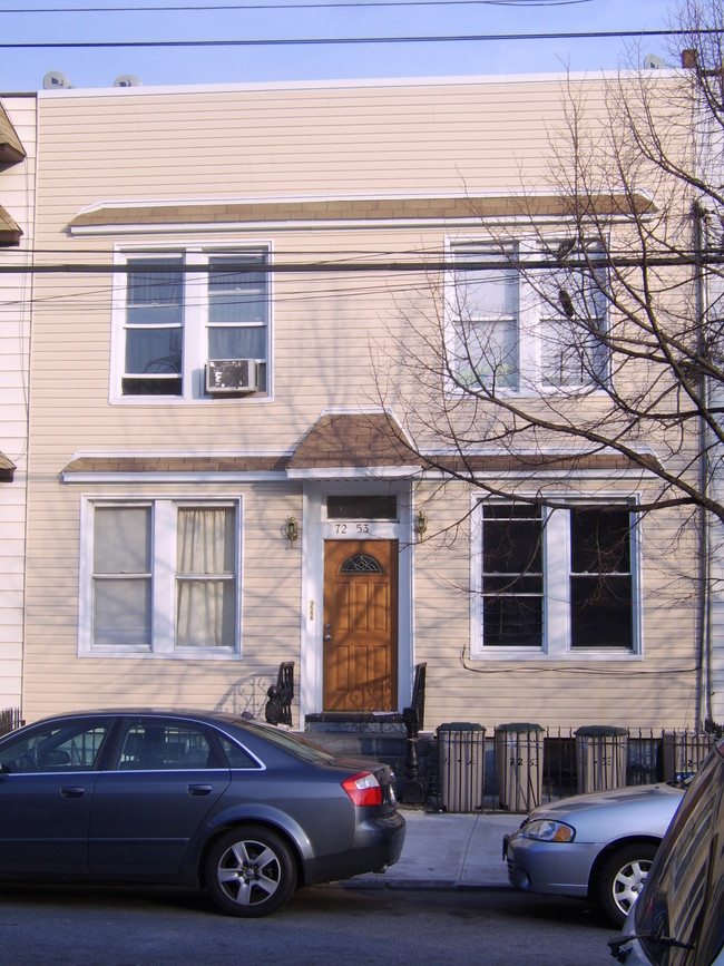 7253 60th Ln in Flushing, NY - Building Photo - Building Photo