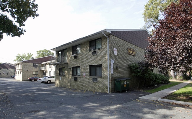 Hampshire Court Apartments in Plainfield, NJ - Building Photo - Building Photo