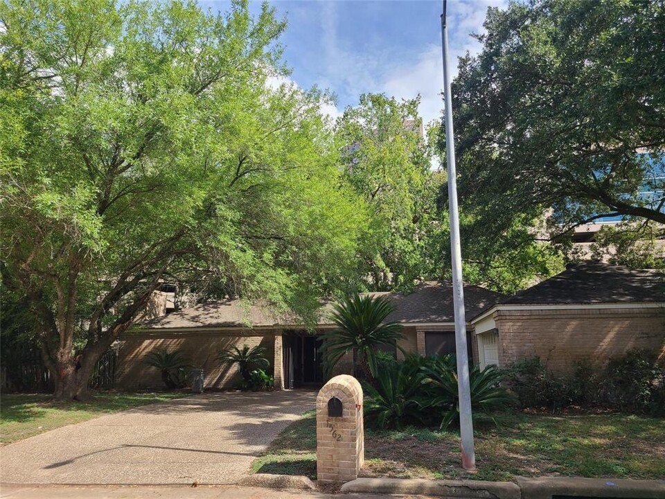 15626 Whitewater Ln in Houston, TX - Foto de edificio