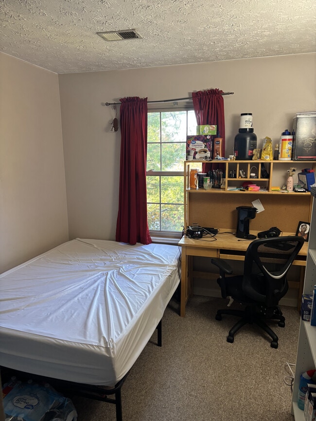 3200 E John Hinkle Pl, Unit 2 in Bloomington, IN - Building Photo - Building Photo