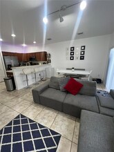 8925 W 35th Ct, Unit 0 in Hialeah, FL - Foto de edificio - Building Photo