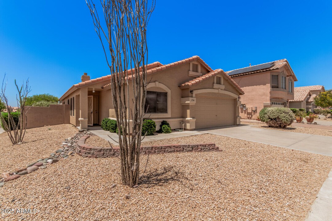 1704 E Pontiac Dr in Phoenix, AZ - Building Photo