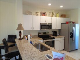 155 Vintage Cir in Naples, FL - Building Photo