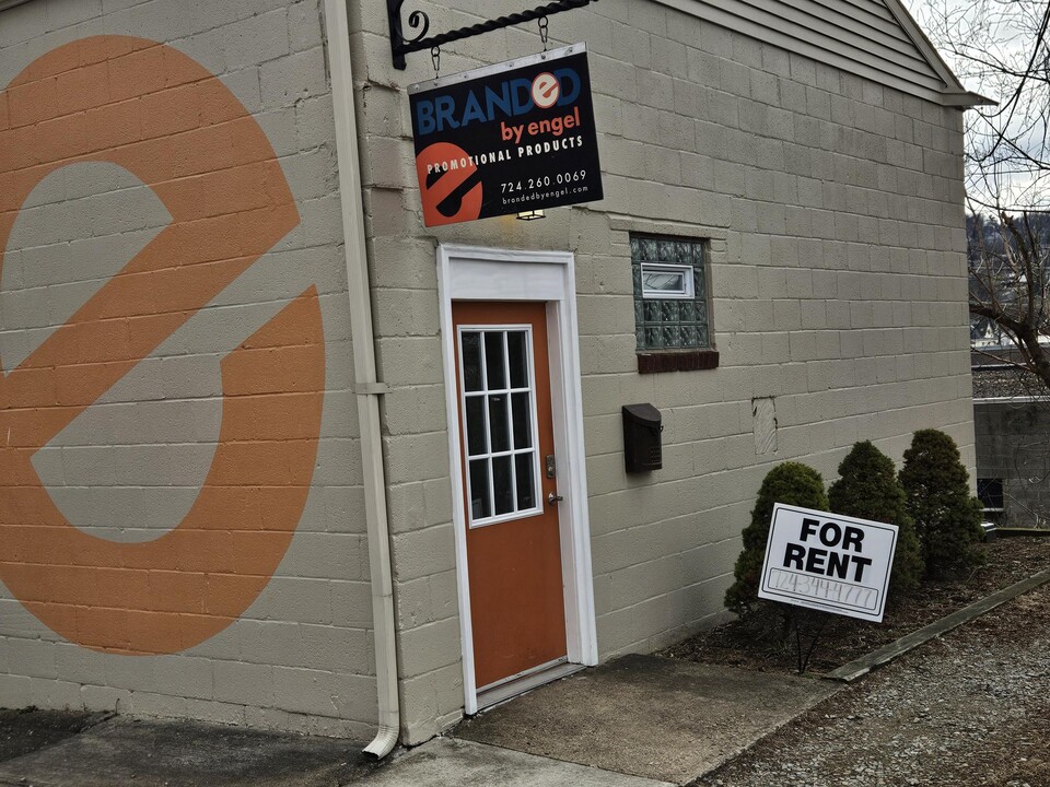 19 W Water St in Canonsburg, PA - Building Photo