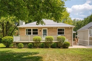 492 Center Grange Rd in Monaca, PA - Building Photo