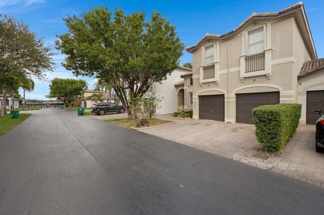 4863 NW 109th Path in Doral, FL - Building Photo - Building Photo