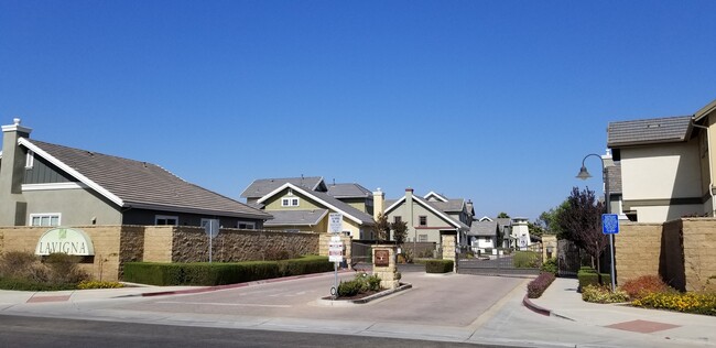 1611 Chianti Ln in Santa Maria, CA - Foto de edificio - Building Photo