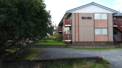 1524 Mission Rd, Unit 7 in Kodiak, AK - Foto de edificio - Building Photo